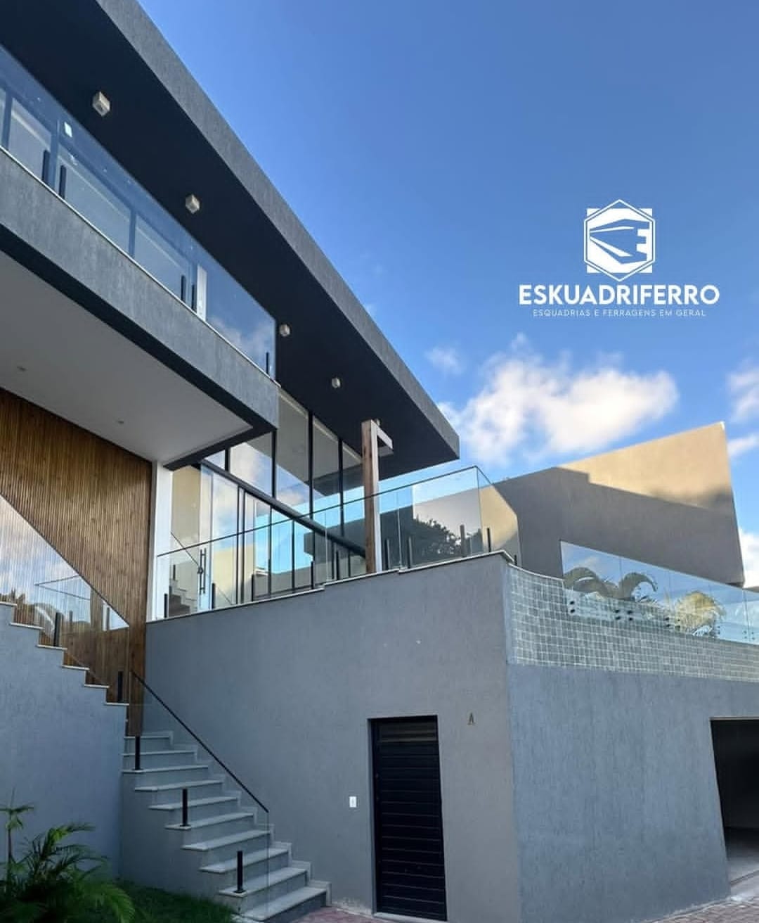 Casa moderna com estruturas de alumínio e vidro